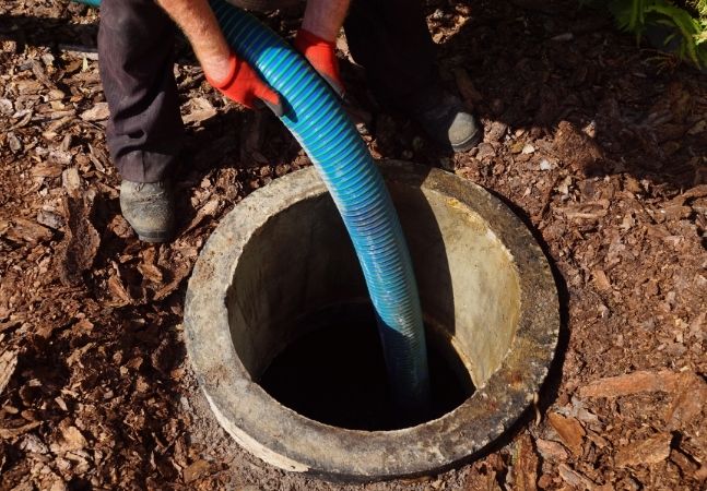 Pumping out sewage from a septic tank